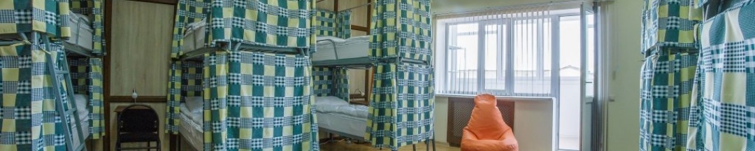 Кровать в общем номере с видом на парк в Good Inn
