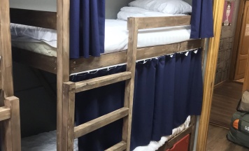 Кровать в 8-местном общем мужском номере (Удобства на этаже) в Lv.hostel