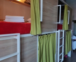 Одноместная капсула в 10-местном общем женском номере в Bird house Hostel