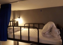 Кровать в общем номере в Doze Hostel