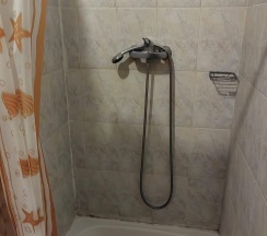 Кровать в 8-местном общем мужском номере в Only