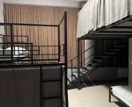 Кровать в 8-местном общем мужском номере в Зорька