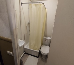 Небольшой двухместный номер с двуспальной кроватью и телевизором первый этаж в Арт Галактика