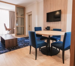 Люкс Гранд с рабочим кабинетом (Апартамент с 1 спальней) в Кортъярд Марриотт Сочи Красная Поляна