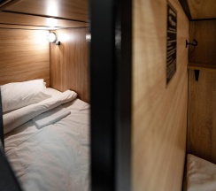 Кровать в общем 8-местном номере (удобства на этаже) в Sleep box