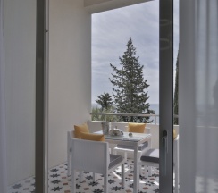 Сюит с террасой с красивым видом из окна в Garden Resort