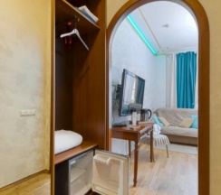 Люкс с кроватью king-size и балконом в C.A.T. Group