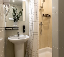 Стандартный  номер с 2 кроватями и собственной ванной в Номера в Гатчине