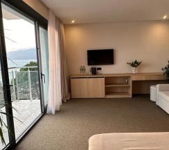 Двухместный полулюкс c 1 комнатой с видом на море двуспальная кровать в Изумруд