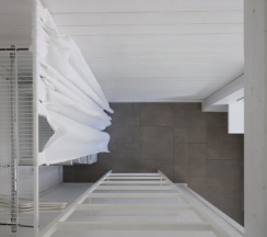 Однокомнатный с двуспальной кроватью и антресолью для сна детей в Blaga house design dacha