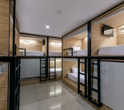 Кровать в общем номере (мужской номер) в The Bedrooms Hostel Pattaya