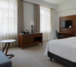 Двухместный номер Superior с видом на город двуспальная кровать в Armenia Marriott Hotel Yerevan