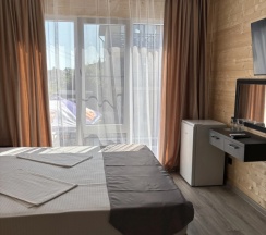 Двухместный номер Standard с красивым видом из окна двуспальная кровать в Golden House Hotel