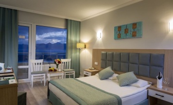 Двухместный номер Standard с видом на море двуспальная кровать в Antalya Adonis Hotel