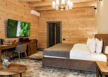 Номер Делюкс с двуспальной кроватью c видом на реку и террасой в Grand Chalet Altay