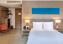 Двухместный номер Standard с балконом двуспальная кровать в Holiday Inn Express Bangkok Sathorn, an IHG Hotel