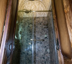 Двухуровневый номер в стиле греческой Спарты без окна в Греческий Олимп