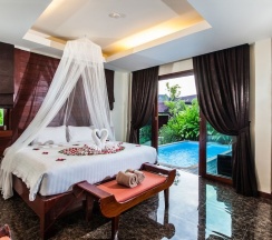 Вилла с балконом в Howard Johnson by Wyndham Phuket Naiyang