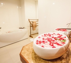 Вилла с балконом в Howard Johnson by Wyndham Phuket Naiyang