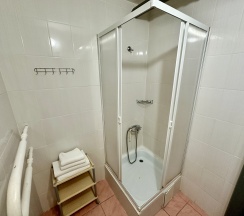 ЭКОНОМ СЕМЕЙНЫЙ с двуспальной кроватью в Сталагмит