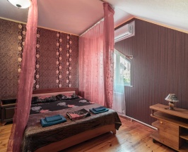 Номер стандарт с 1 двуспальной кроватью и диваном (мансарда) в Изумруд