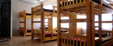 Кровать в общем номере (женский номер) с красивым видом из окна в Plearn Hostel