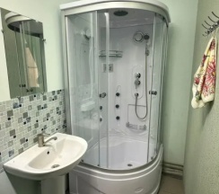 Шестиместные апартаменты с балконом и с красивым видом из окна в Rozetta