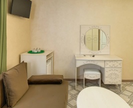 Четырёхместный номер Standard с балконом в Хризантема