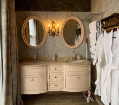 Комната в замке с одной кроватью и ванной в Валерия