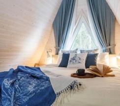 Синий А-фрейм с купелью в окружении леса в Timeless