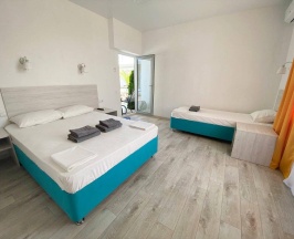 Комната комфорт с 1 односпальной и 1 двуспальной кроватью в Villa Mariya