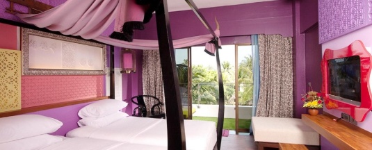 Номер Deluxe с красивым видом из окна в Patong Beach Hotel