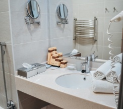 Двухместный номер Superior с балконом и с видом на море двуспальная кровать в Diana Palace