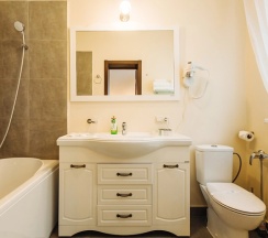 Двухместный люкс с балконом и с видом на горы двуспальная кровать в Sunrise eco hotel
