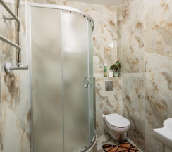 Номер стандарт с 1 односпальной и 1 двуспальной кроватью в Изумруд