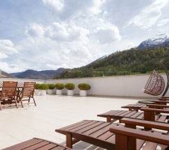 Представительский люкс с джакузи и террасой в Кортъярд Марриотт Сочи Красная Поляна