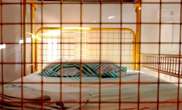 Кровать в общем номере с балконом и с красивым видом из окна в Lima Sol House - Hostel