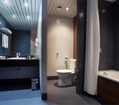 Люкс  с большой кроватью king size в Бенефит Плаза