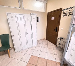 Кровать в мужской 4х местной комнате с электронным замком в Аэроотель