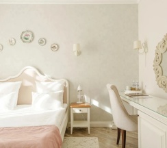 Двухместный номер Provence Standard №50 c 1 комнатой с красивым видом из окна двуспальная кровать в Лель