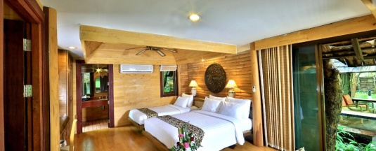 Коттедж с балконом и с видом на сад в Sunset Park Resort and Spa