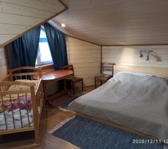 Коттедж с балконом и с красивым видом из окна в Гостевой дом