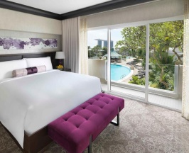 Двухместный номер Fairmont двуспальная кровать в Fairmont Singapore