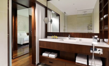 Двухместный люкс Hospitality с видом на реку двуспальная кровать в Minsk Marriott Hotel