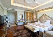 Номер Deluxe с балконом и beachfront в LK The Empress Pattaya