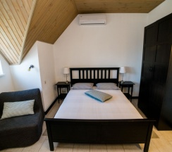 304 - Трехместный мансардный номер с боковым видом на море в Азов Инн