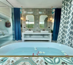 Двухместный номер Standard с видом на бассейн двуспальная кровать в The Kiri Villas Resort