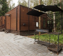 Лодж с купелью и сауной в лесной зоне в Пасторское озеро