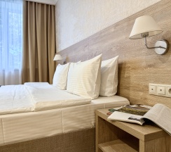 "Стандарт" Стандартный трехместный номер с двуспальной кроватью и дополнительным местом в Диона