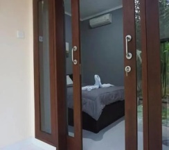 Двухместный номер Standard с балконом и с видом на сад двуспальная кровать в Mai Guesthouse Sanur